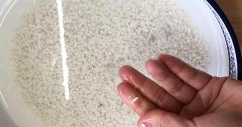 大米泡一下一捏就碎