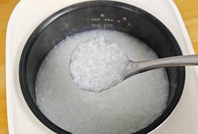 电饭锅熬粥教程：老式电饭锅也能煮出香浓粥