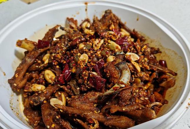 獭兔喂养攻略：鸡饲料不宜喂，兔多多预混料更佳