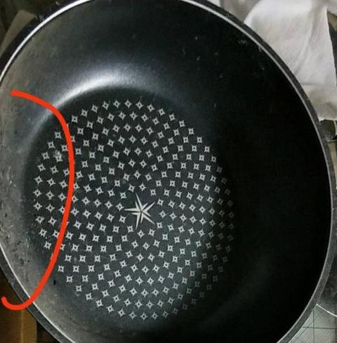 不粘锅表面凹凸不平？质量差的不粘锅问题多
