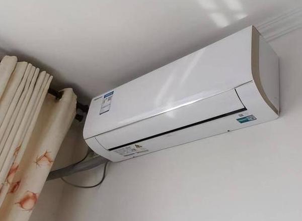 空调房放一盆水好还是加湿器好