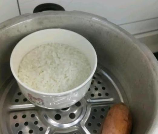 高压锅里米饭烧焦了怎么清洗