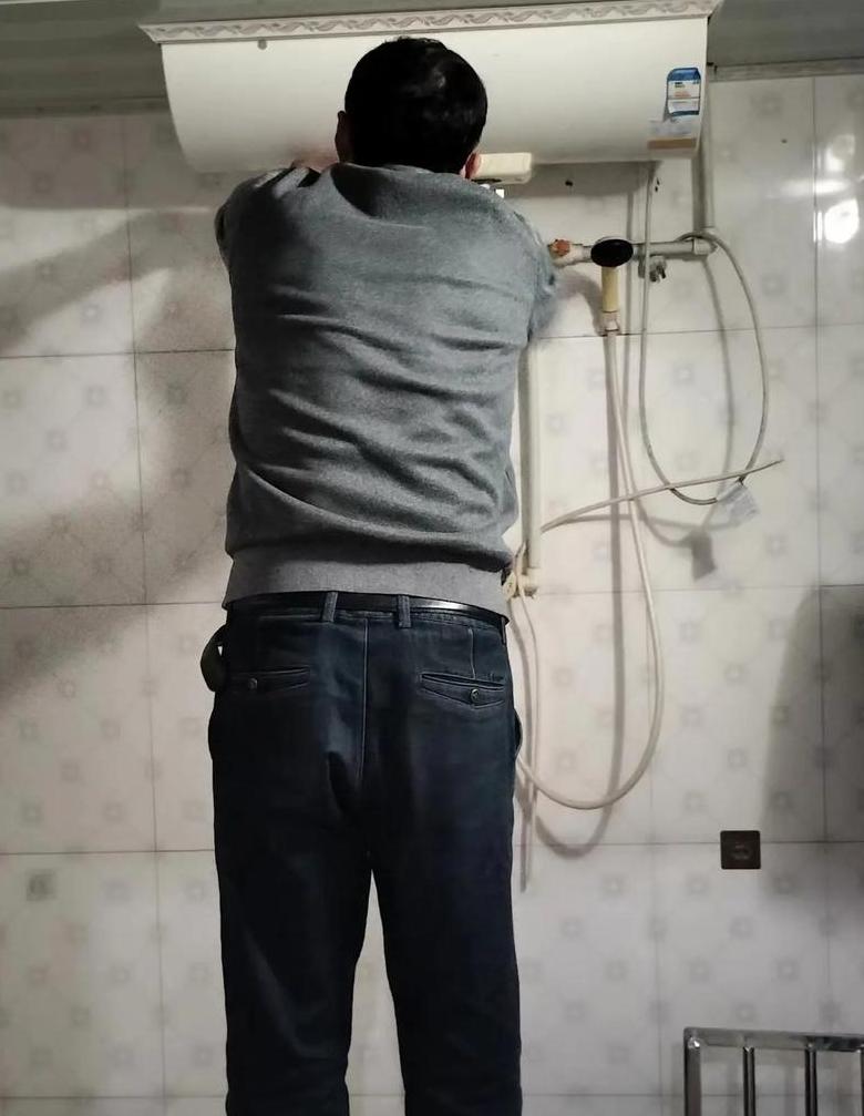 美的电热水器洗澡变冷水？故障排查与解决攻略