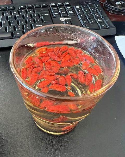 中年养生新风尚：枸杞当归保温杯，健康生活每一天