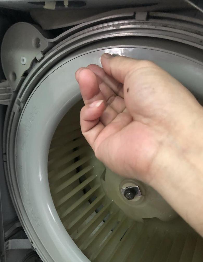 美的圆柱形空调怎样拆洗过滤网