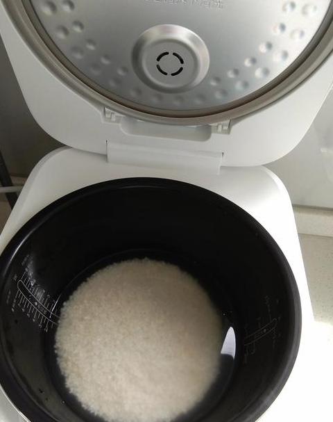 电饭煲煮饭时向外溢水正常吗