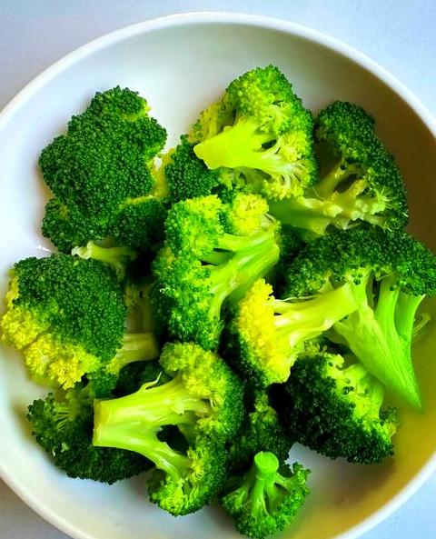 西兰花保鲜攻略：焯水后可冰箱保存半月，营养高需注意储存方法