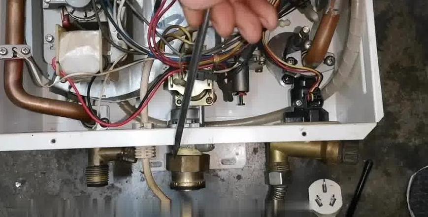 万家乐空气能热水器：节能智能，操作指南全解析