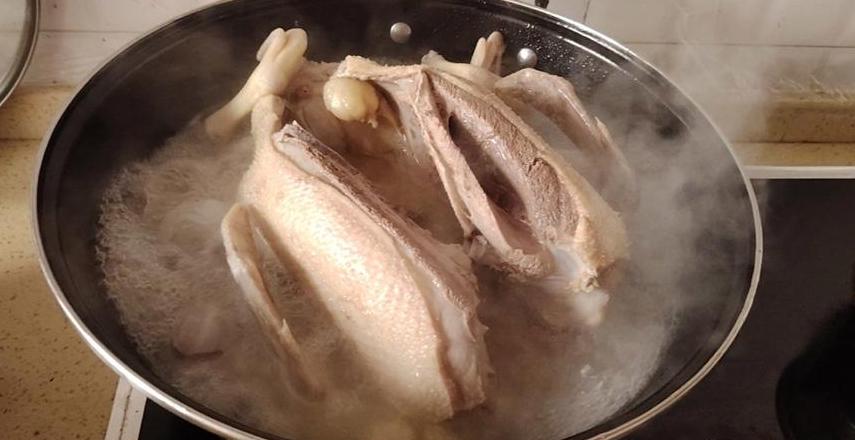 铸铁锅烧焦粘锅？这些小技巧帮你轻松解决！