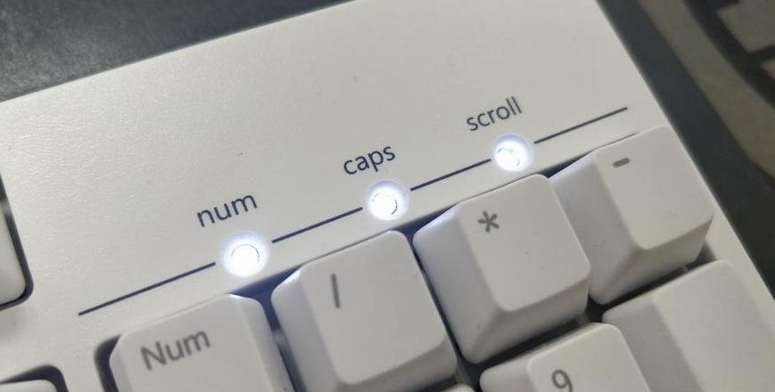 键盘三灯同时闪烁原因及解决方案