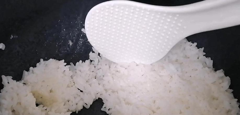 电饭锅米饭夹生原因解析及补救技巧