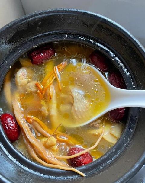 冷水煮鸡汤：营养美味的小窍门