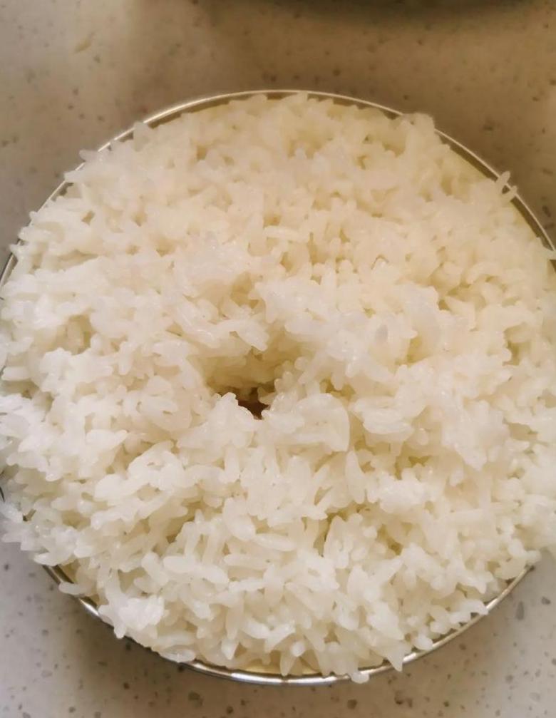 剩米饭变美味：创意烹饪8种美食
