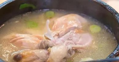 炖鸡汤冷水下锅还是热水下锅？营养美味的关键在这里