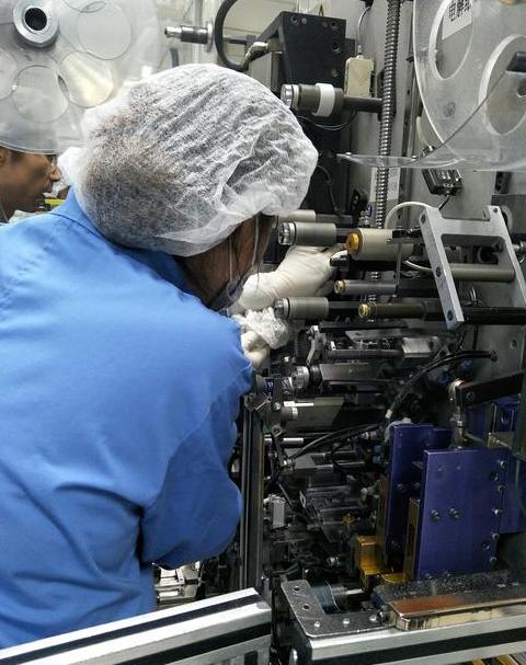 锂电池操作工薪资揭秘：4500-7000元，新能源电池注入工资待遇如何？